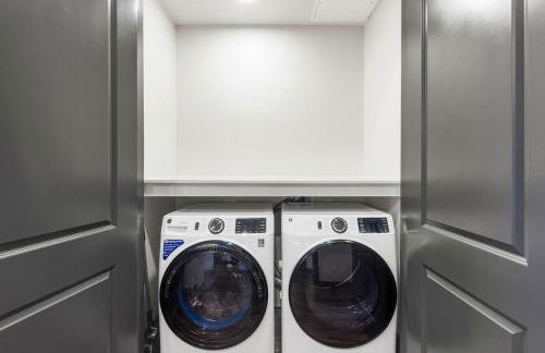 12 Min to Downtown with Pool, Balcony and Free Parking - Foto 15