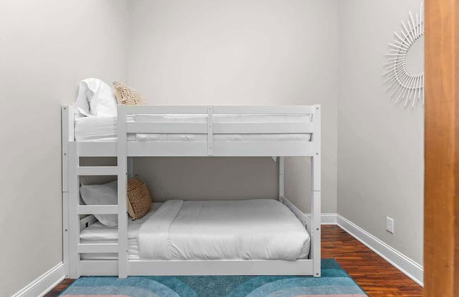 Luxurious Lake Park House: Sleeps 25, Pool, Hot-tub, Firepit and Game Room! - Photo 6