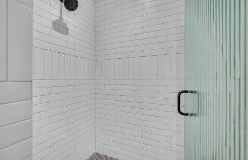 New 2 Luxe Townhomes with Rooftops Sleeps 24 - Foto 58