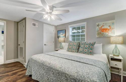 Tropical Beach Bungalow Down - Backyard - Grill - Across Street from Beach - Foto 19