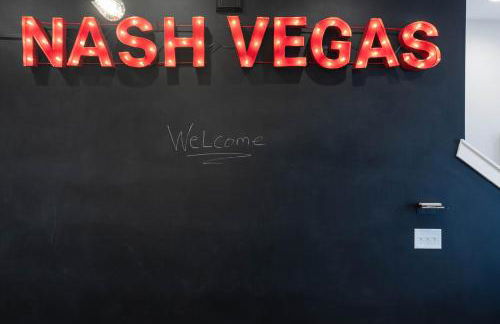 Private Home with Rooftop Game Room near Downtown - Foto 60