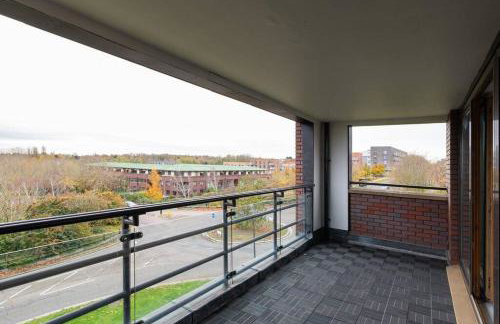 Luxury 2 bed, Central, Free Parking, Smart TV By Valore Property Services - Photo 10