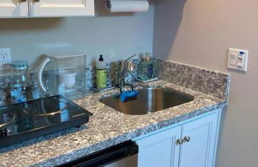 Country-Style Modern Living Suite w/Queen Bed - Foto 8