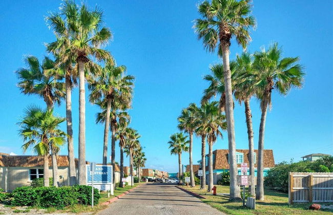 Oceanfront Condo w/ Private Balcony Pool + Tennis Bubbly Blew by Avantstay - Foto 25