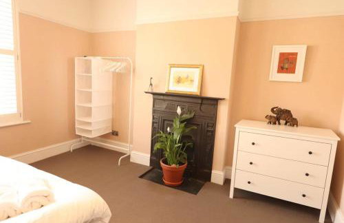 Bright Two Bedroom House with Parking and Garden - Foto 4