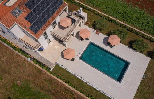 Green & Blue Five Bedroom Villa with Private Pool and Complete Privacy - Photo 4