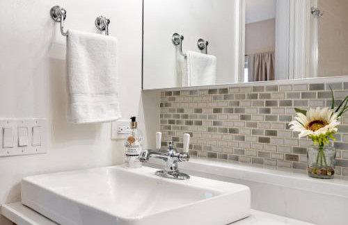 Windy City Getaway - 3BR 2BA Chicago Townhouse home - Photo 49