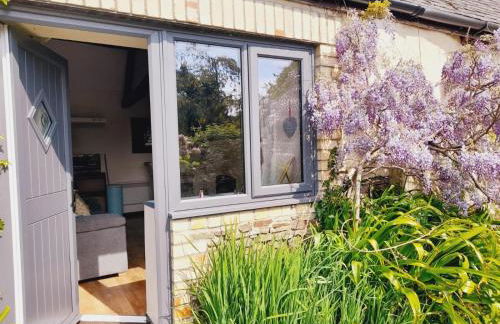 Forge Cottage, Cosy Couples Retreat in the Devon Countryside, Indoor Pool, Tennis Court and Tarka Trail Access - Photo 2