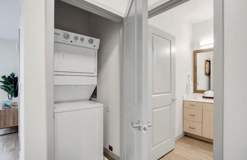 Pool with Free Covered Parking and Washer & Dryer in Unit - Foto 17