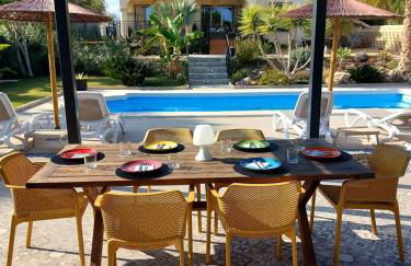 Luxury Villa with Pool & Garden - Foto 4