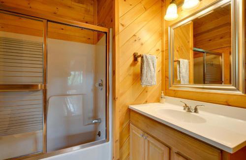 Athol Cabin with Deck and Fire Pit, 10 Mi to Lake - Foto 24