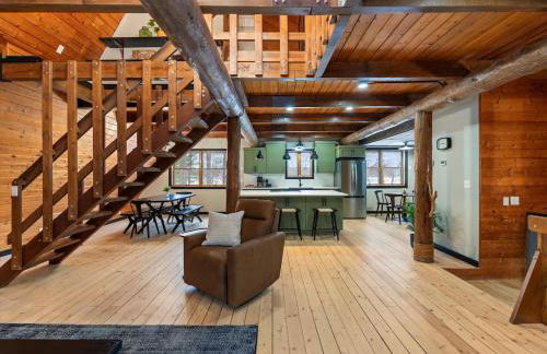 The Log Haus, a newly renovated lakefront cabin close to the trails - Foto 8