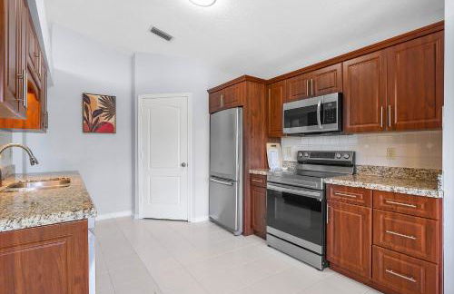 Cozy and Relaxing Retreat House - Photo 3