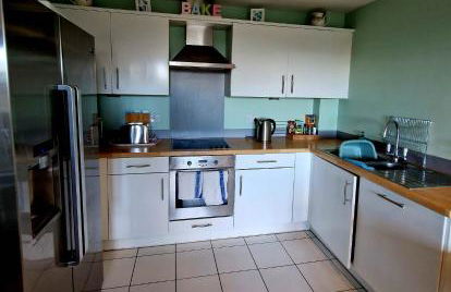 Beautiful Marina Apartment with private garden, flexible bedrooms with zip & link beds - Photo 23