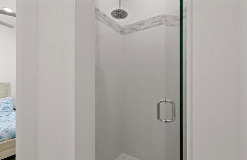 Brand NEW Expansive Coastal Home w/ Custom Furnishings Sleeps 15 - Photo 14