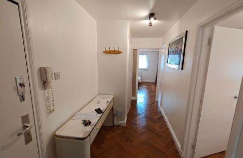 Lovely 2 Bedroom Modern Ground Floor Flat - Foto 8