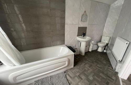 Elegant 3 Bedroom Apartment - Foto 9