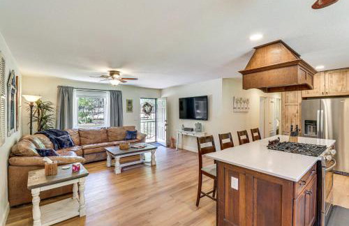 Near Woodland Lake Park Home with Fire Pit! - Foto 1