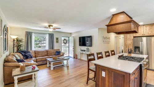 Near Woodland Lake Park Home with Fire Pit! - Foto 1