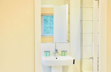 Spacious 3 bedroom Home w Parking in Farnborough - Foto 46