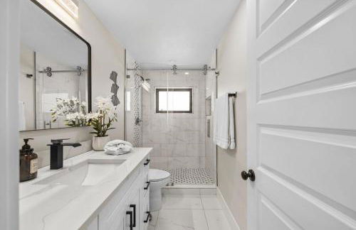 Luxe Pool Home minutes from the beach! - Photo 7