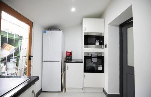 Dixon House, Sleeps 6, Free Parking, Long or Short Stays - by NMB Property - Photo 23