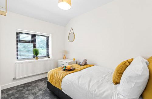 Walsall - 4 Bedroom House, Wi-Fi, Garden , Sleeps 8 - JRR Stays - Foto 3