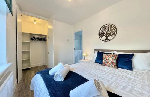 Modern 3 Bedroom Home - Free Driveway Parking - 6 Guests - Upstairs Bathroom and Downstairs WC - Foto 8