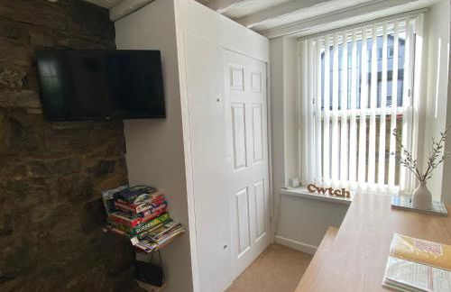 The Cwtch, Log Fire, Sleeps 6, Nr Zip World, Brecon and Bike Park Wales - Photo 20