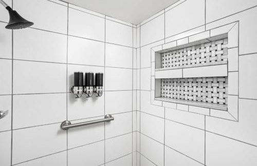 5BR 2BA Fun Family Home Sleeps 12 Pinball TVs 15m DT - Foto 27