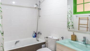 1-Bedroom Flat with Terrace, near Metro & Arena - Photo 5