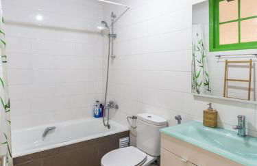 1-Bedroom Flat with Terrace, near Metro & Arena - Photo 5