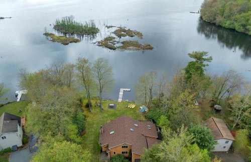 Lakefront Family Home, Kayaks, Hot Tub, Fireplace - Foto 33