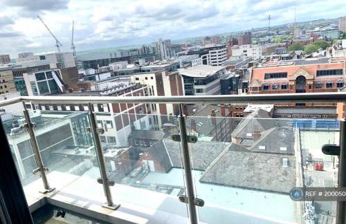 Award Winner of 2026 &2025 traveller & Best guest rated apartment, two bedroom, #1 Leeds city centres most central location, Great 180 degree views,balcony , PARKING onsite, Netflix & WiFi - Foto 16