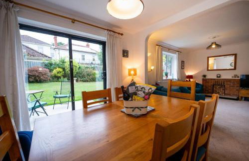 Splendid House Great Location to WAVE Surf & South West Water Park - Super Garden By STAE-Homes - Foto 14