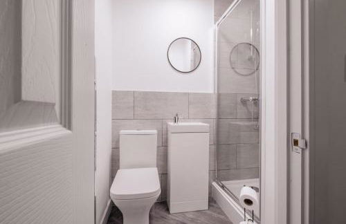 8 Bedroom, 8 En suite, 12 beds, Fast Wifi, Contractors, Parking - Foto 47