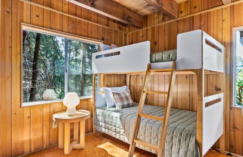 Pet & Kid Friendly Cozy Cabin, BBQ, Firepit, Outdoor Dining, Forest Views - Photo 8