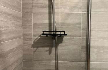 Entire -4 Bedrooms Detached House with Driveway - Foto 16