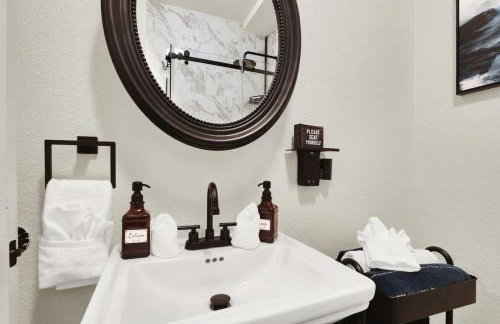 Tropical 4BR Oasis with Pool and Jacuzzi Near Strip - Photo 26