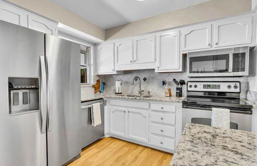 Four Bed Home with Pool Game Room Bar Near Beach - Foto 18