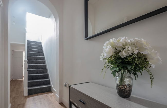 Spacious 4 Bed House in Birmingham, Suitable for Contractors - Photo 33