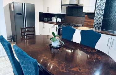 Near Station - Spacious 4-Bed Home with Parking - Foto 8