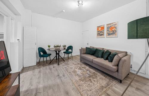 Lawrence Ave 4BD-2Storey House Fast Wifi Families & Leisure By AltoLuxo Short Lets & Serviced Accommodation With Free WiFi & Parking - Foto 3