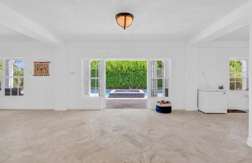 Oceanside Manor- Expansive Waterfront Pool Home, 30' Dock - Foto 40