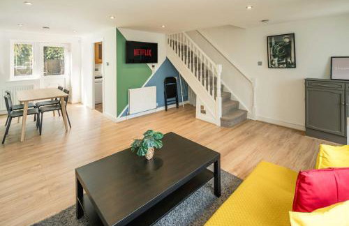 Family-Friendly 3-Bed House with Huge Garden - Foto 1