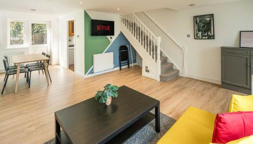 Family-Friendly 3-Bed House with Huge Garden - Foto 1