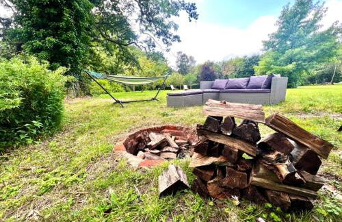 Cosy Hampshire Barn Getaway, Large garden alongside a stunning river - Fire Pit, BBQ, Outdoor seating - Country walks & Pubs - Foto 8