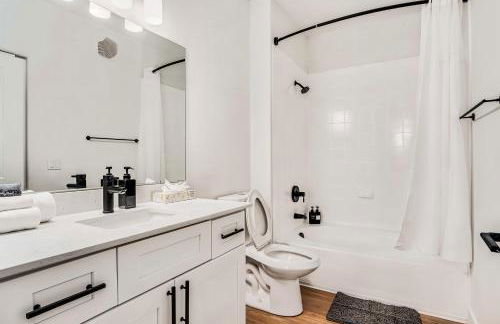 Boulevard Stays Chic 1BR Near Stadium Pool Access Gym & Free Parking - Photo 15