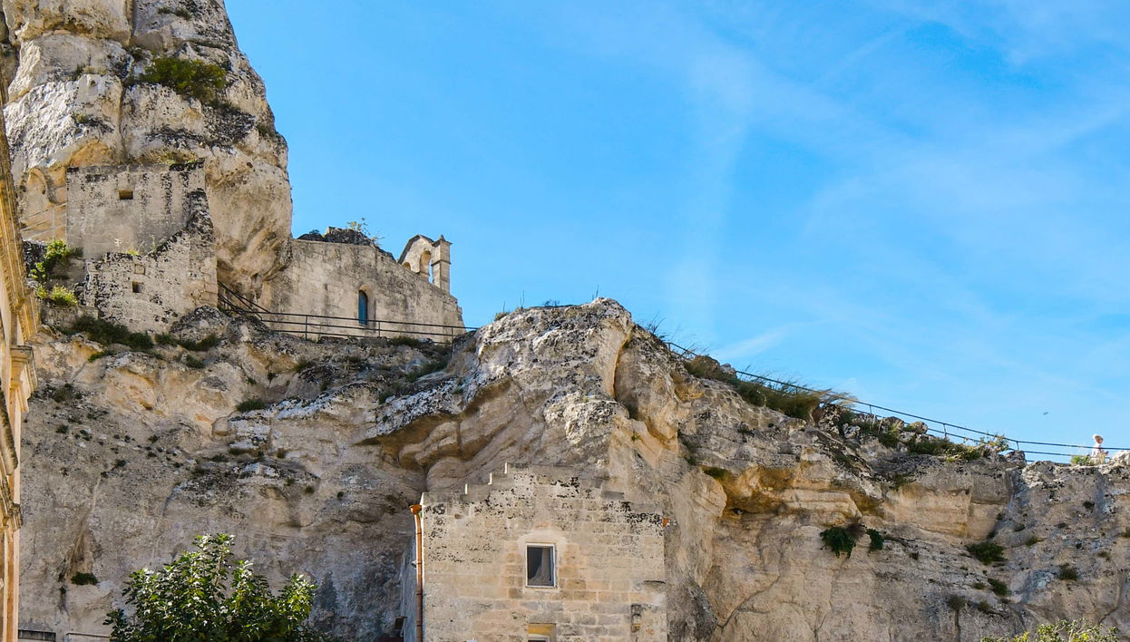 Cementerio lombardo, iglesia de Santa María de Idris y casa cueva