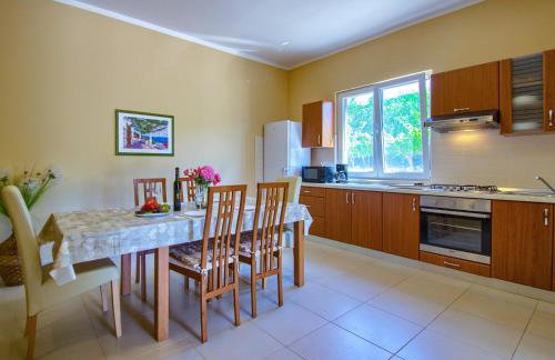 RENATOEMILIA spacious apartment with courtyard - Photo 18